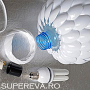 Lampa din lingurite de plastic