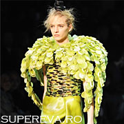 53 de tinute ridicole la Paris Fashion Week