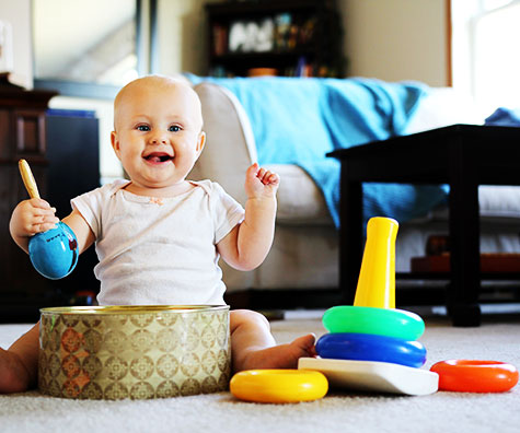 Bebelusul la 8 luni: activitati preferate si joaca