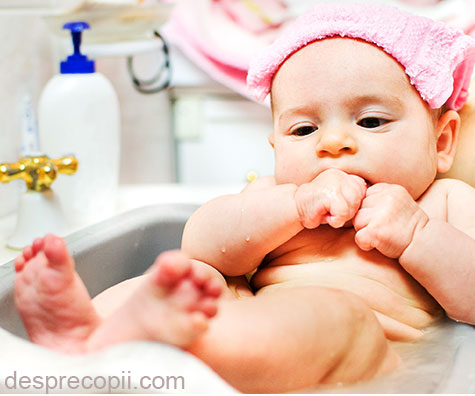 Ce produse cosmetice sa alegem pentru baita bebelusilor: sfatul medicului dermatolog