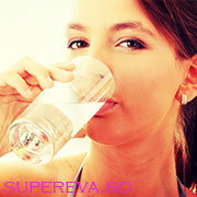 Folositi apa ca medicament - apa potabila pe stomacul gol!