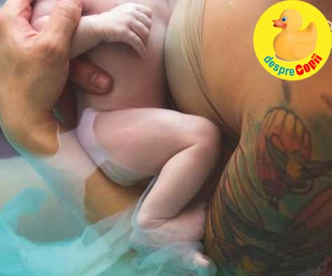 Nasterea in apa a bebelusului cu caita - in sacul amniotic