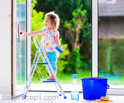Primele responsabilitati ale copilului: de ce e important sa ne implicam copilul in treburile casnice
