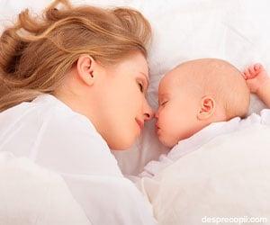 Bebelusul ar trebui sa doarma cu mama pana la 3 ani!