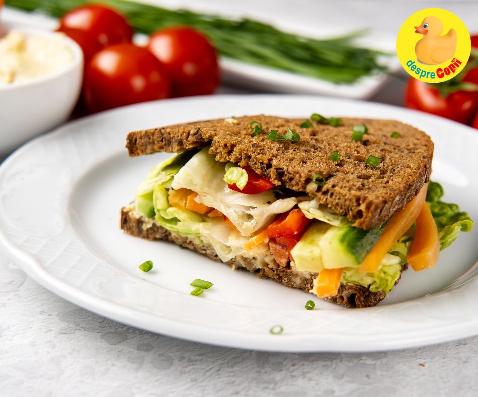 Sandwich cu hummus, avocado si morcov: usor, sanatos si delicios pentru pachetel