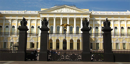 Tinerele mamici si copiii lor au descoperit armonia in muzeele prestigioase din Saint Petersburg.