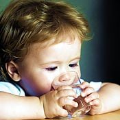 Apa de la robinet, apa fiarta sau apa de la sticla? Care este cea mai buna varianta pentru copii?