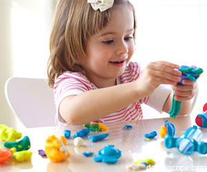 Jocul cu plastilina ajuta la dezvoltarea copilului